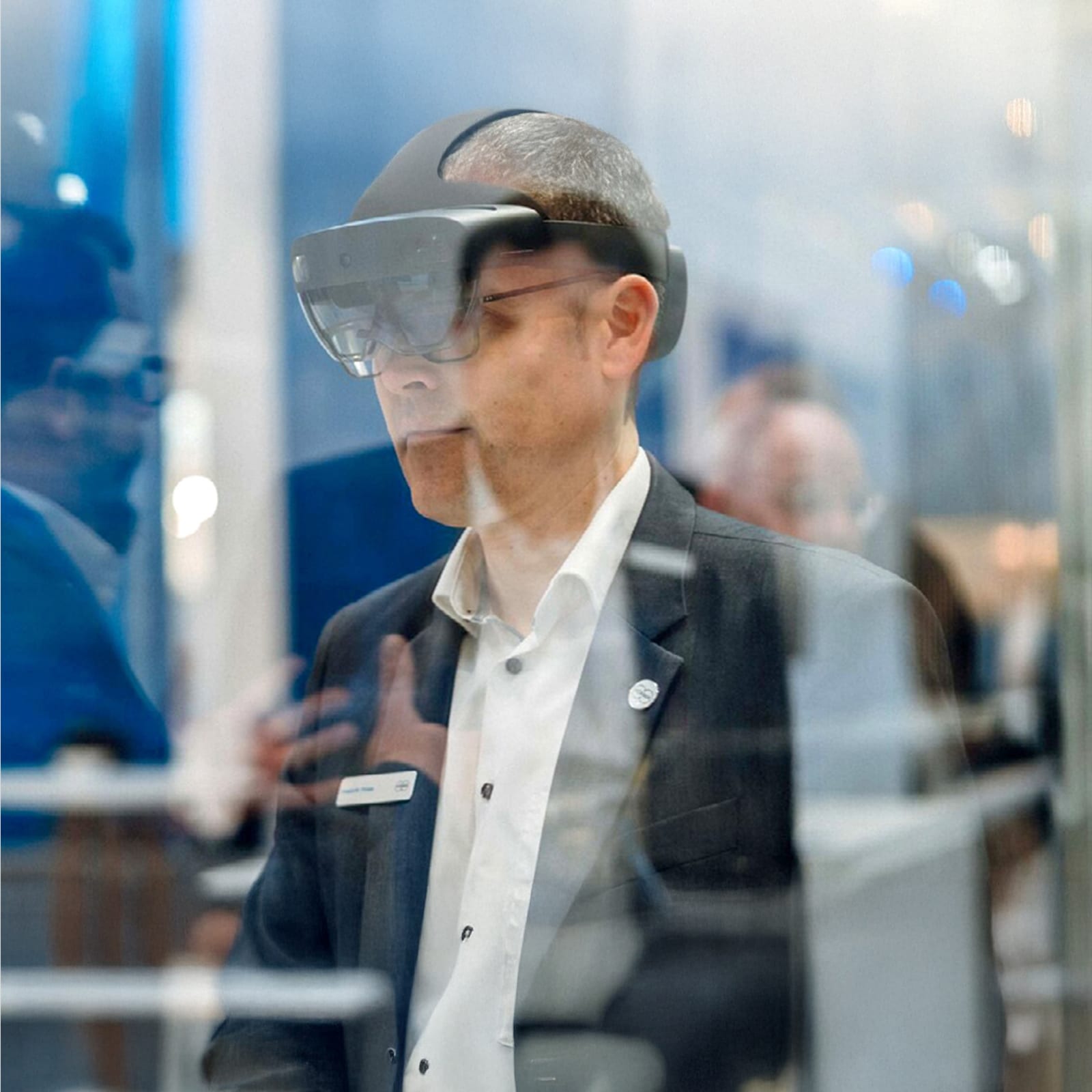 操​作员​通过​AR​眼镜​与​产线​优化​系统，​分步​指导​执行​标准​操作程序(SOP)。