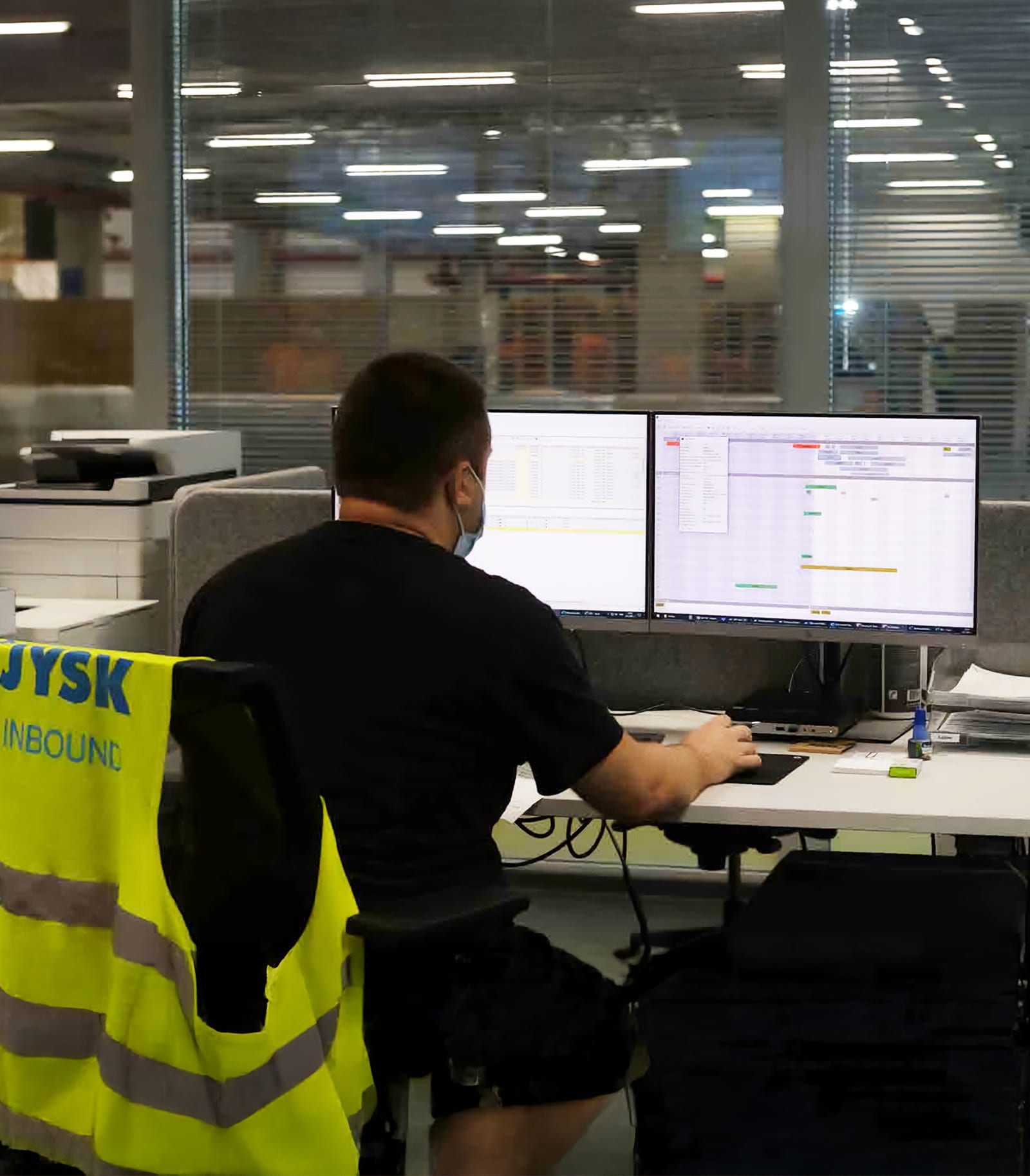 JYSK​ 员工​正​在​笔记本​电脑​上​使用​软件
