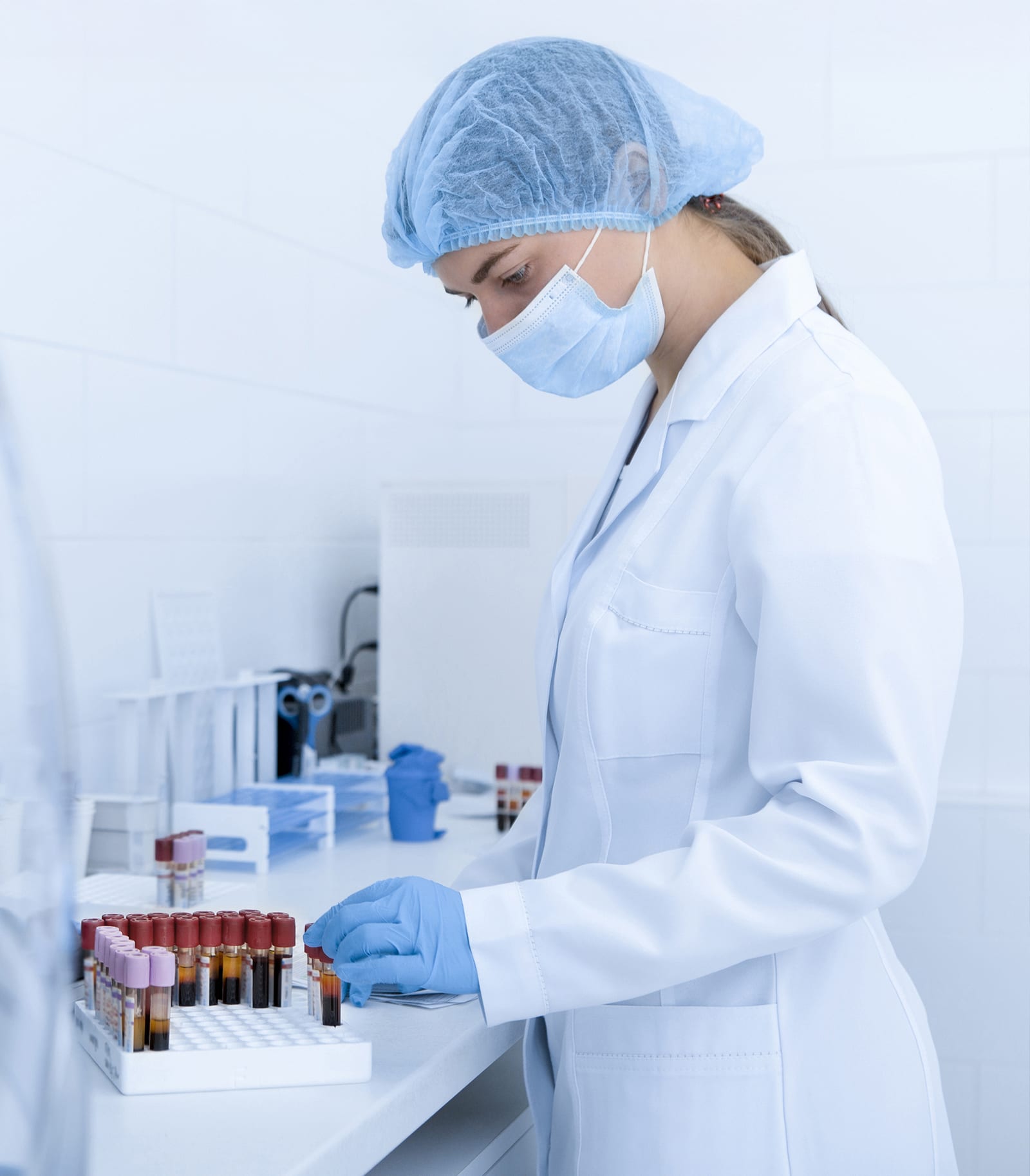 实验室​研究​人员​身​着​个人​防护​装备，​正在​处理样​本
